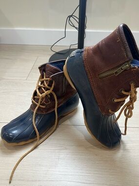 Sperry Dark Brown and Navy Lace-Up Boots old school women’s size 6